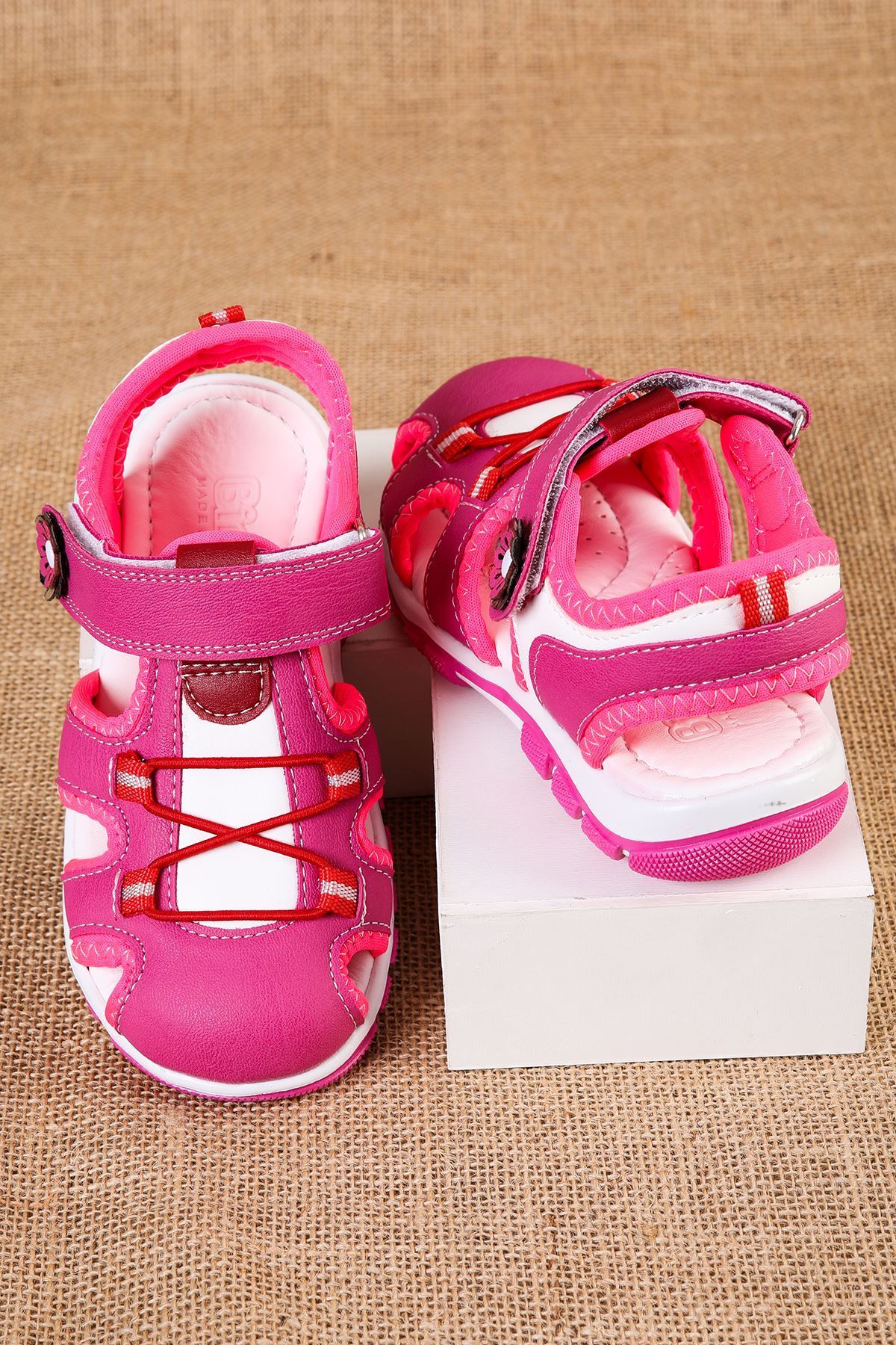 Burnu Kapalı Pembe Kız Çocuk Sandalet