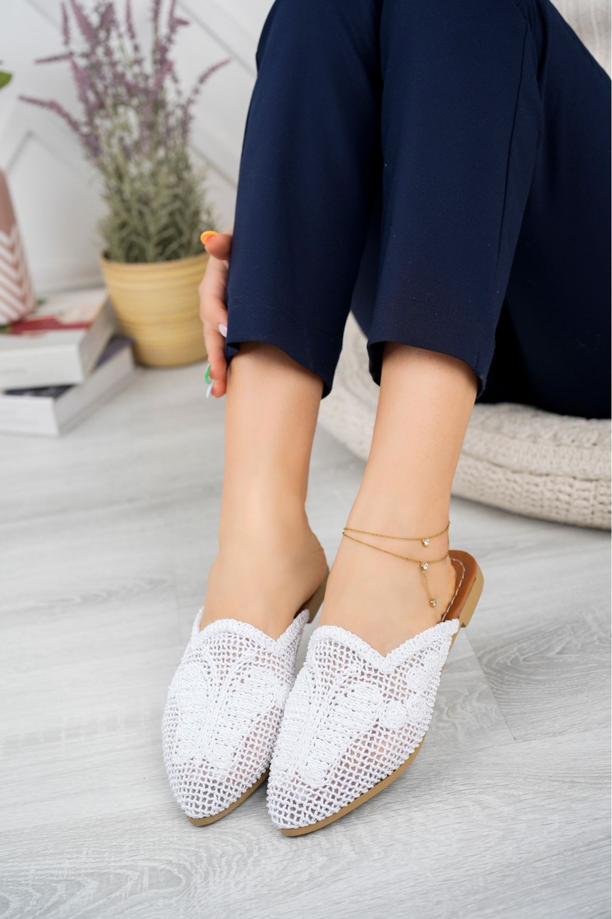 Burnu Kapalı Örgülü Beyaz Kadın Terlik
