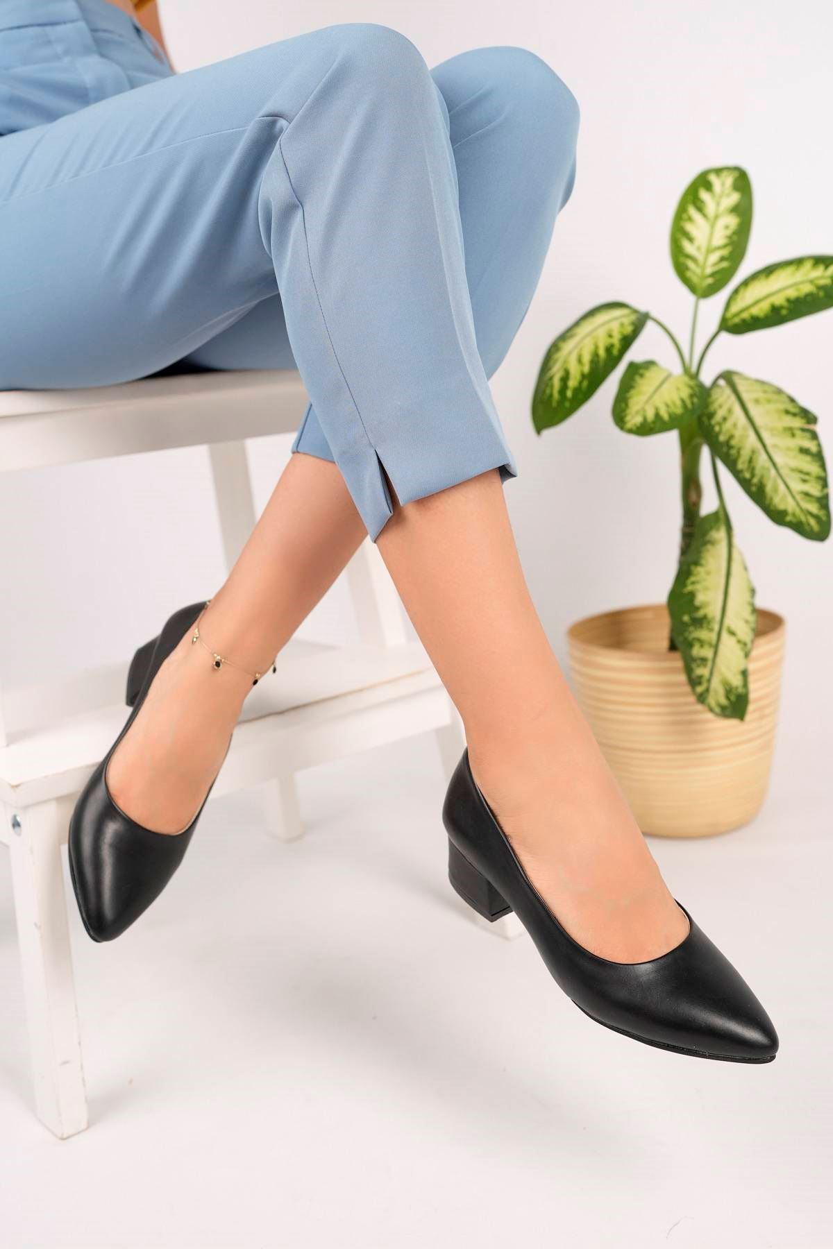 Dekolte Model Siyah Cilt Kadın Stiletto