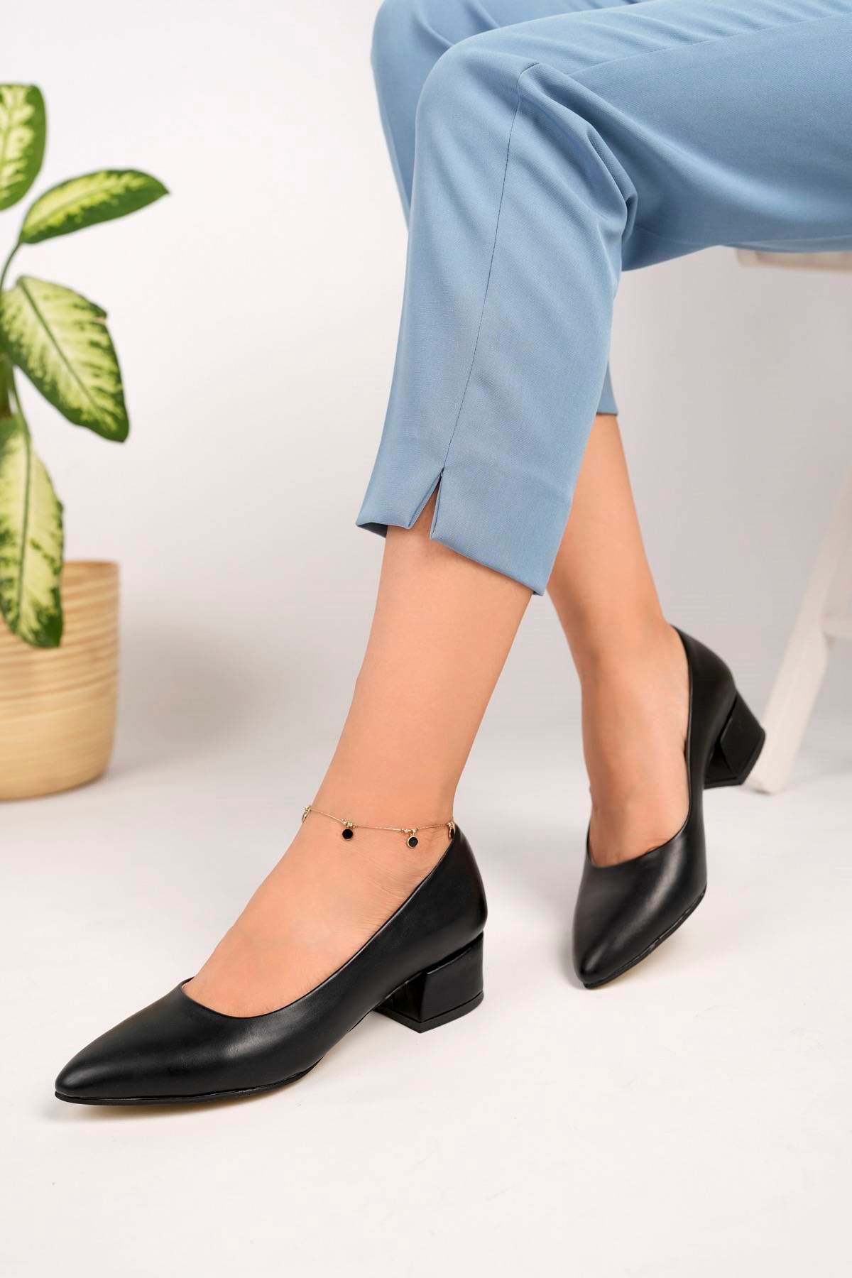 Dekolte Model Siyah Cilt Kadın Stiletto