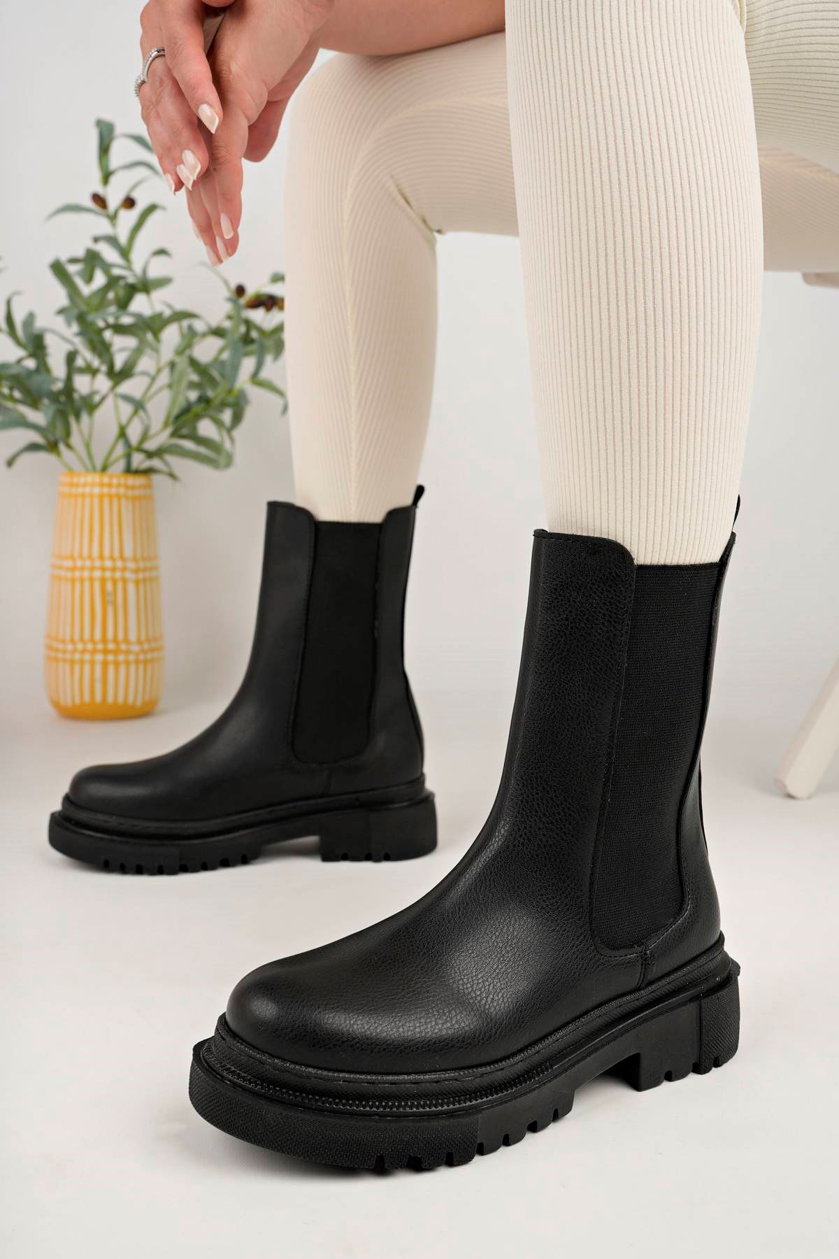 Yanı Lastikli Siyah Cilt Kadın Bot