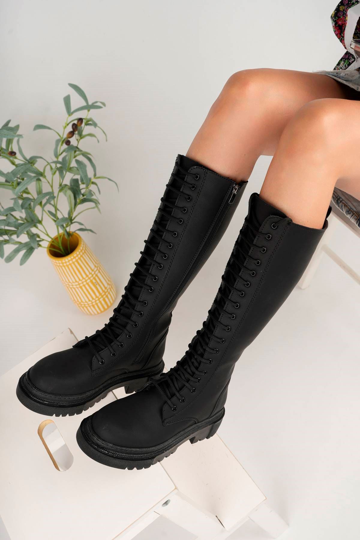 Fermuarlı Bağcıklı Uzun Siyah  Kadın Postal Bot