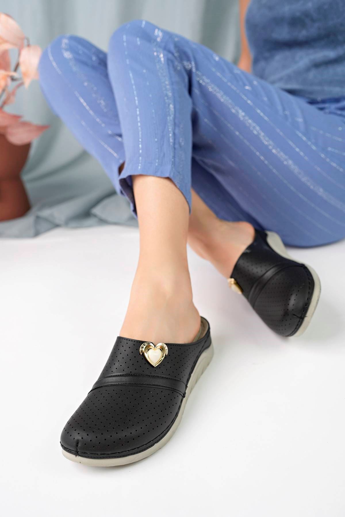Ortapedik Taban Kalp Taşlı Siyah Kadın Terlik