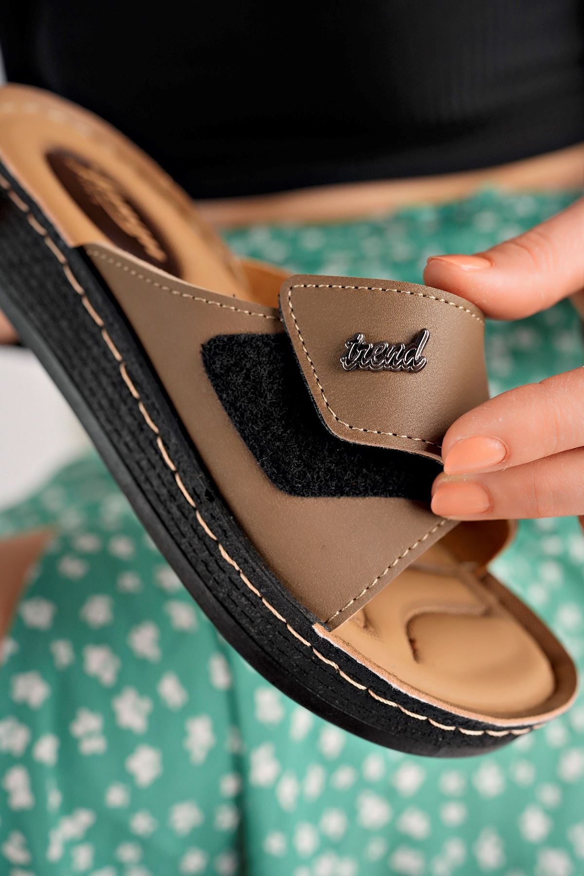 Dolgu Topuk Cırtlı Vizon Terlik