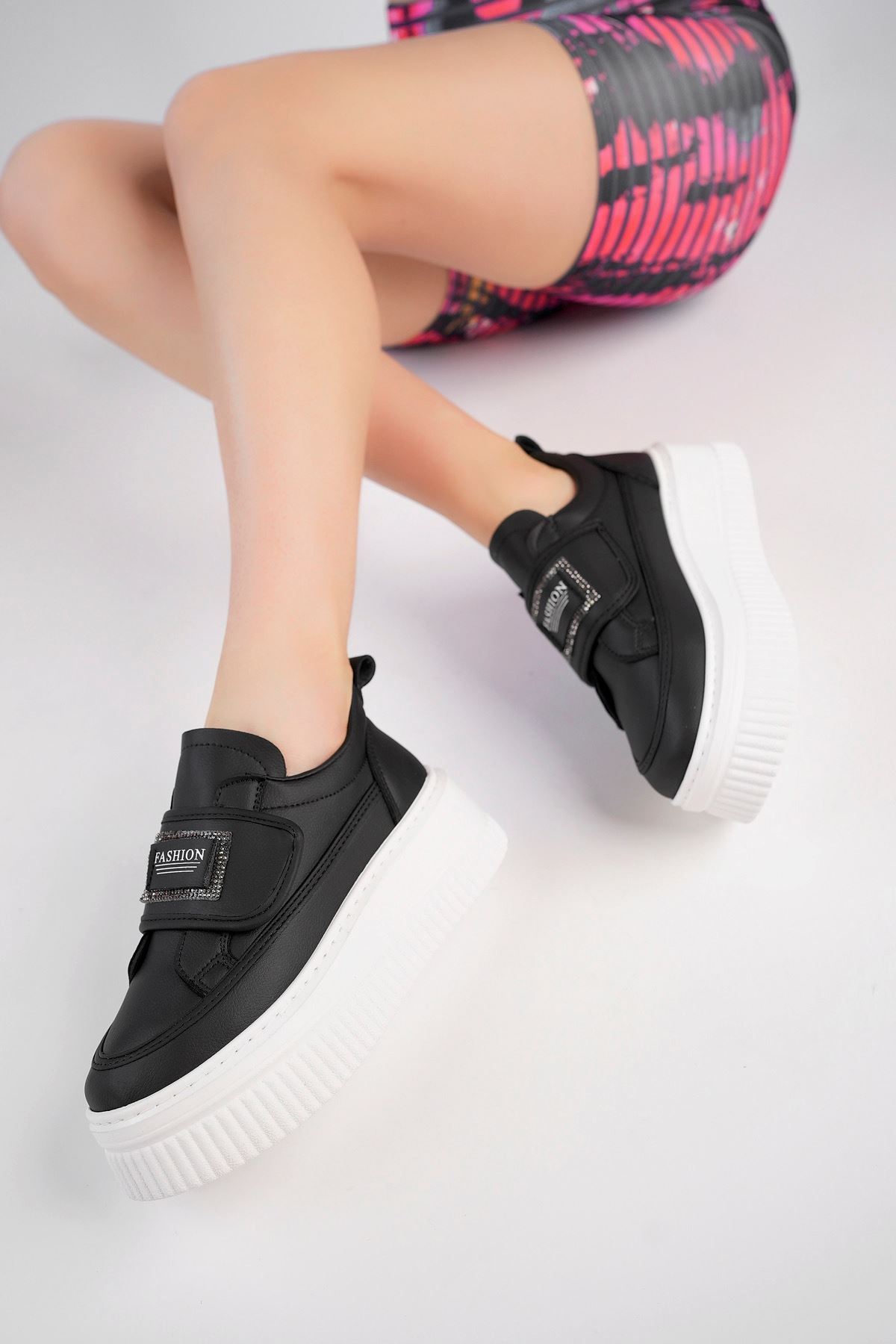 Dolgu Topuk Cırtlı Siyah Ayakkabı