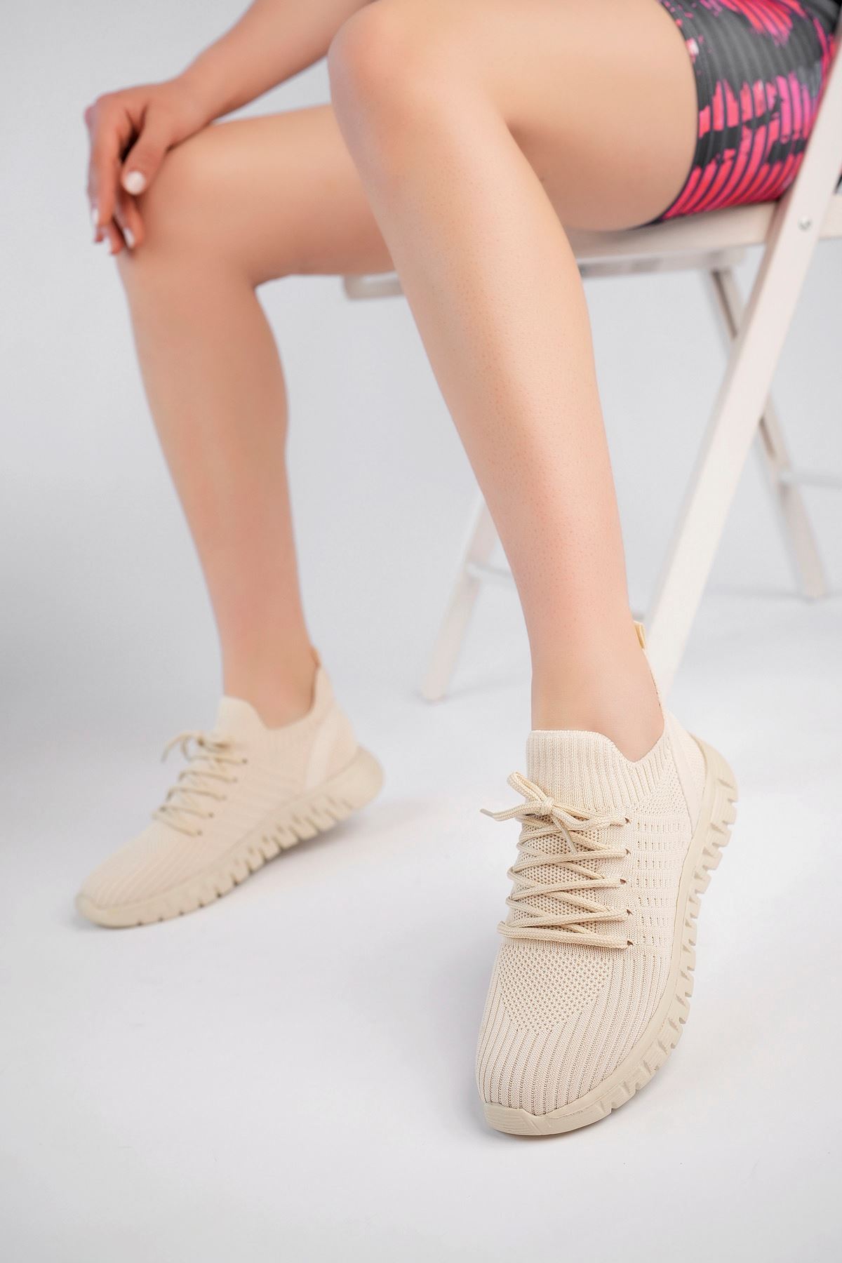 Dolgu Topuk Bej Triko Ayakkabı