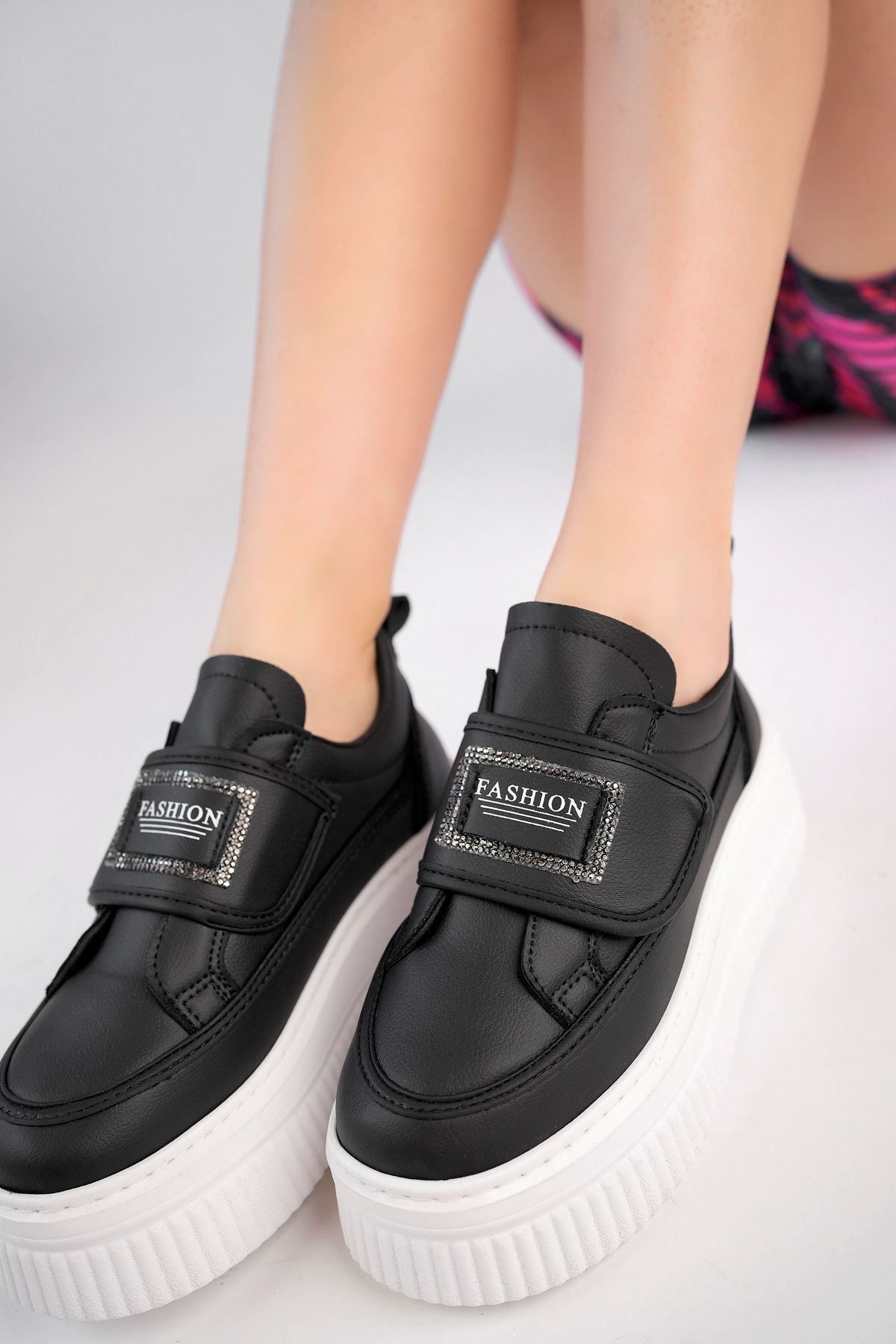 Dolgu Topuk Cırtlı Siyah Ayakkabı