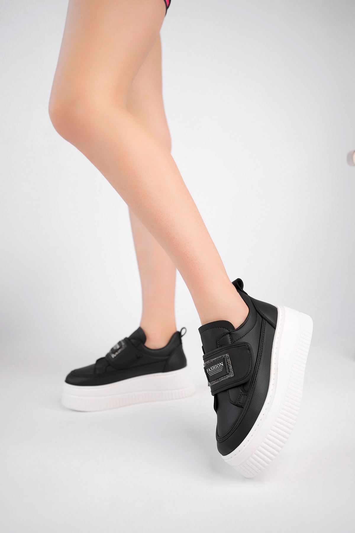 Dolgu Topuk Cırtlı Siyah Ayakkabı