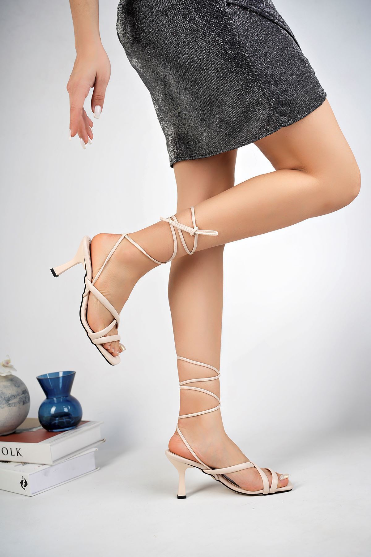 Bilekten Bağlamalı Krem Ayakkabı