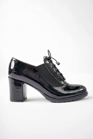 Lastikli Kancalı Siyah Rugan Kadın Ayakkabı