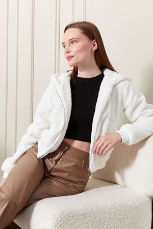 Kapşonlu Kısa Beyaz Peluş Mont