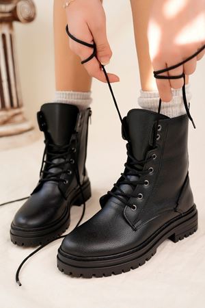 Siyah Cilt Kadın Postal Bot